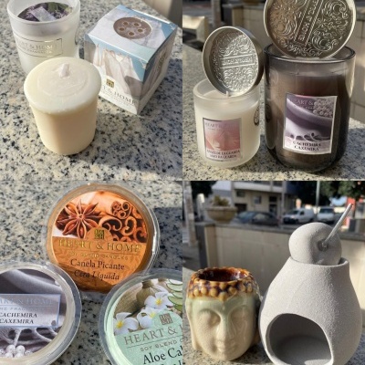 Velas aromáticas em frascos de vidro com tampas metálicas e difusores cerâmicos brancos com vara metálica