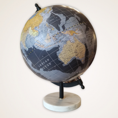 globo terrestre com base de mármore com continentes e oceanos destacados