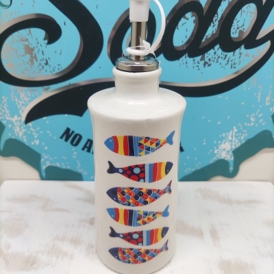 Garrafa doseadora branca com peixes coloridos e tampa metálica