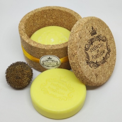 Caixa redonda de cortiça com sabonete amarelo e bola espinhosa
