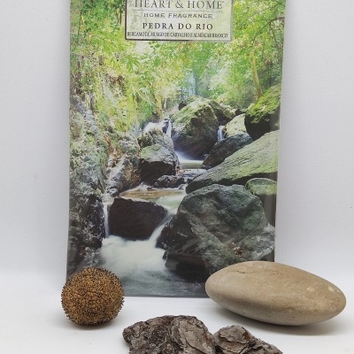 Fragrância para casa com embalagem ilustrada de riacho e pedras, bola decorativa, pedra lisa e lascas de casca