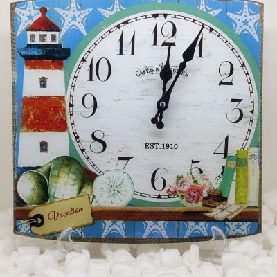 Relógio decorativo com farol, estrelas do mar e elementos temáticos de férias
