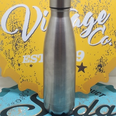 Garrafa térmica metálica prateada com tampa rosqueável