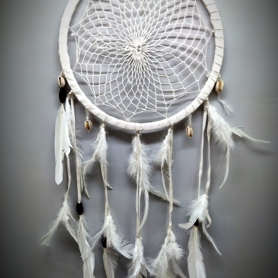 Apanhador de sonhos branco com penas e contas naturais penduradas