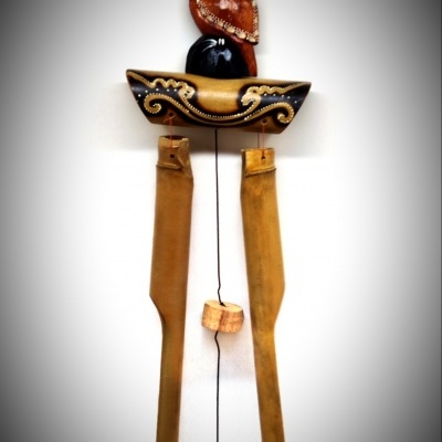 Mobil decorativo de parede com coruja esculpida e elementos pendurados em madeira 