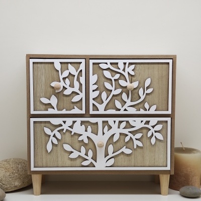 Móvel de madeira com gavetas decoradas com padrão de ramos e folhas brancas