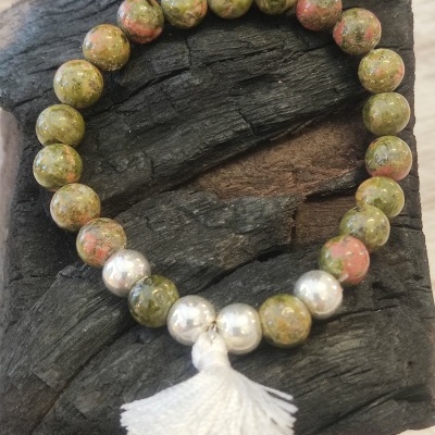 Pulseira de esferas verdes e rosa com contas prateadas e tassel branco