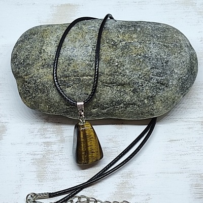 Colar com pendente de pedra olho de tigre em cordão preto