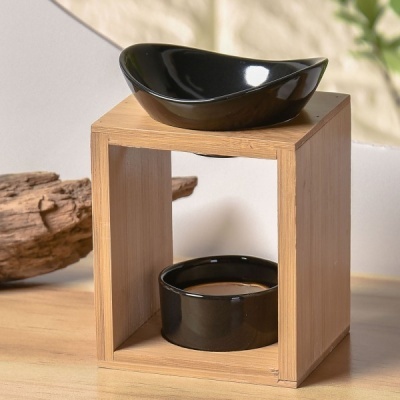 Suporte de aromaterapia de madeira clara com dois recipientes cerâmicos pretos