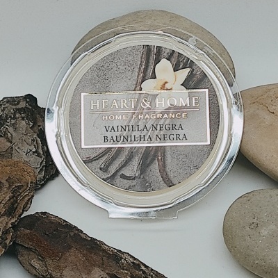 Frasco redondo transparente de fragrância para casa HEART & HOME com aroma baunilha negra, rodeado por pedras e casca de árvore