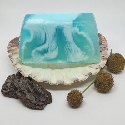 Sabonete azul marmoreado em concha, decoração natural em fundo branco