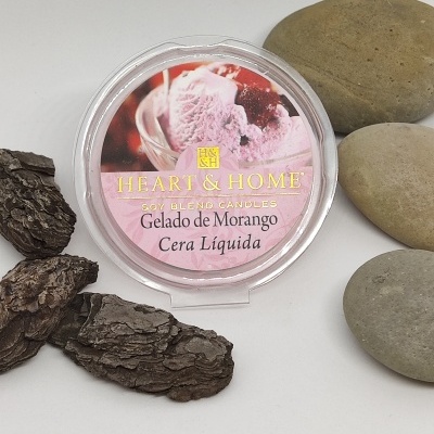 Pote de cera líquida para velas com rótulo de gelado de morango sobre fundo branco com pedras.