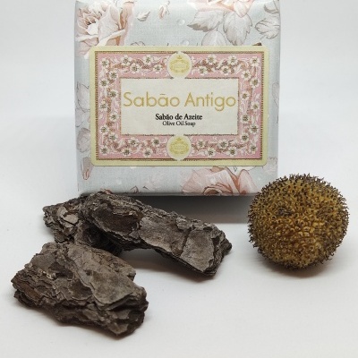Sabonete Sabão Antigo embalado com cascas secas e fruto espinhoso à frente
