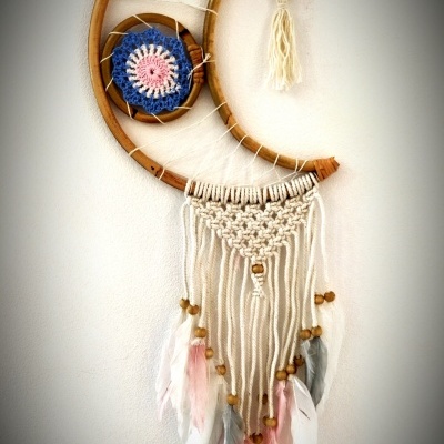 Apanhador de sonhos em forma de lua com croché, contas de madeira, cordas e penas coloridas