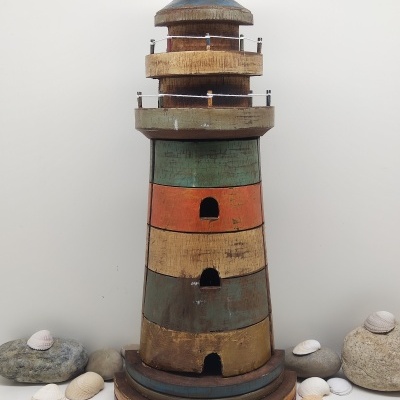 Farol decorativo de madeira pintada com pedras e conchas ao redor