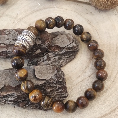 Pulseira com contas em pedra natural castanha e decorativas metálicas