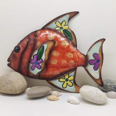 Peixe decorativo colorido com flores, pedras e conchas em fundo branco