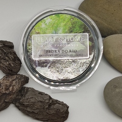 Fragrância Heart & Home Pedra do Rio com cenário natural