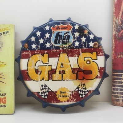 Placa decorativa em forma de tampa de garrafa com texto 'GAS' e design em vermelho, branco e azul.