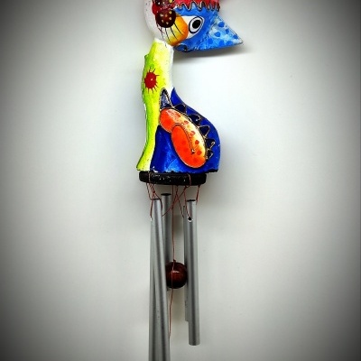Sino dos ventos colorido em forma de gato pintado à mão com tubos metálicos pendurado na parede