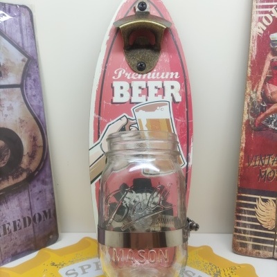 Abridor de garrafas com base em vidro Mason e tábua de madeira vermelha com texto e imagem de cerveja