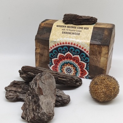 Caixa de incenso de madeira com rótulo Sandalwood, casca rija e bola natural em fundo branco.