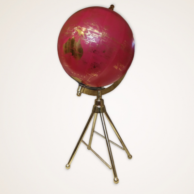 Globo terrestre cor de rosa com tripé dourado