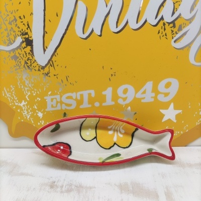 Prato decorativo cerâmico em forma de peixe colorido com fundo amarelo e texto Vintage