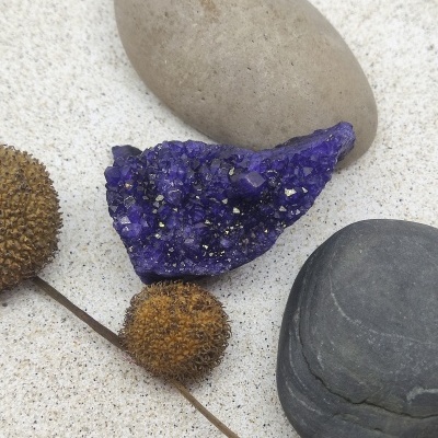 Três pedras e um caule com bolas secas em areia