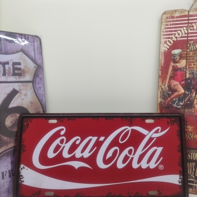 Placa decorativa de metal vermelha com logótipo Coca-Cola branco