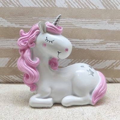 Estátua de unicórnio branco com crina e cauda cor-de-rosa e detalhes em prata.