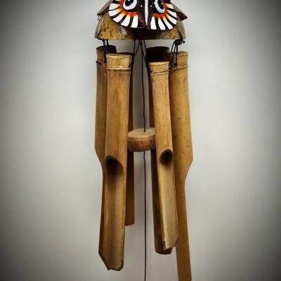 Sino dos ventos de bambu com cabeça de coruja pintada