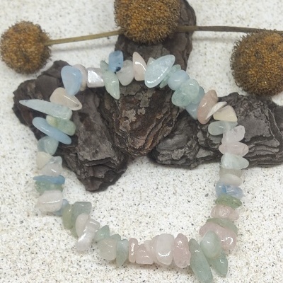 Pulseira de pedras pastel com flores secas e casca de árvore