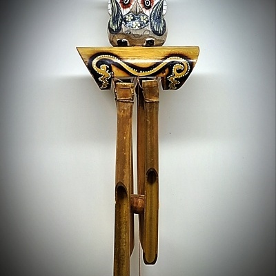 Sino dos ventos decorativo de coruja em madeira e bambu pendurado