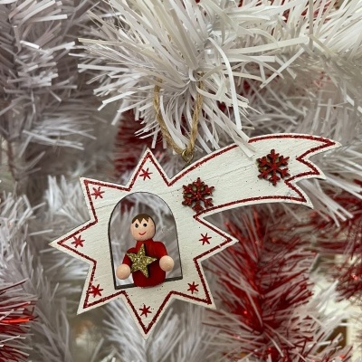 Enfeite de Natal estrela cadente branca com figura de madeira vestida de vermelho