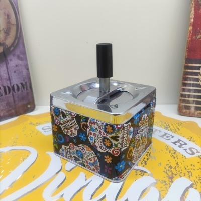 Cinzeiro metálico quadrado decorado com caveiras e flores coloridas