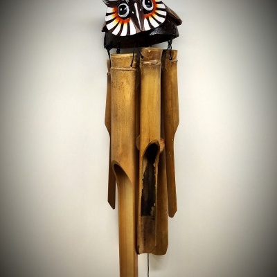 Sino dos ventos de bambu com cabeça de coruja colorida