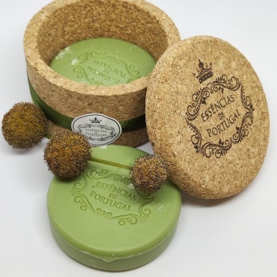 Sabonete verde redondo em caixa de cortiça com tampa e três botões secos castanhos