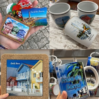 Artigos de recordação portugueses incluindo ímanes, canecas e suporte de cortiça com imagens de praias e textos em português.