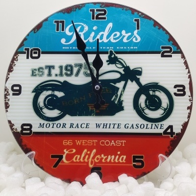 Relógio de parede redondo com imagem vintage de mota e texto em azul, branco e vermelho