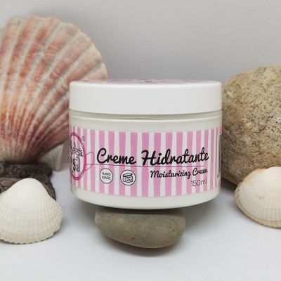 Frasco com creme hidratante rosa e branco com conchas e pedras