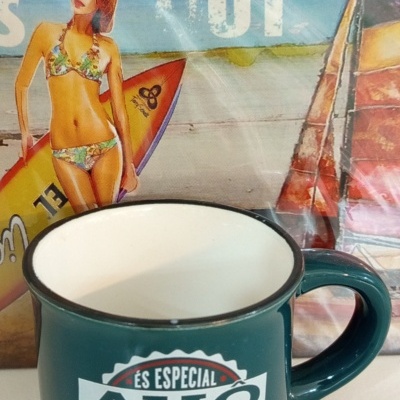 Caneca verde com texto para avó e imagem de praia com surfista