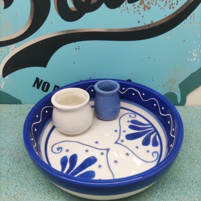 Taça de cerâmica azul e branca com dois pequenos recipientes no interior