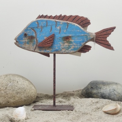 Escultura decorativa de peixe azul e vermelho em madeira com base de metal