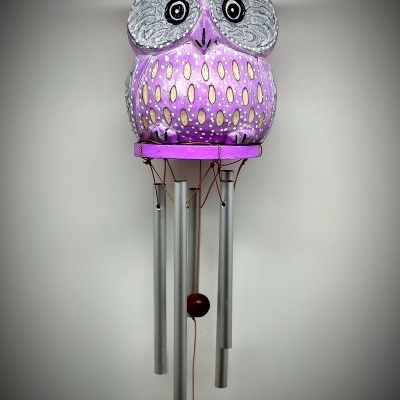 Sino dos ventos decorativo em forma de coruja roxa com tubos metálicos
