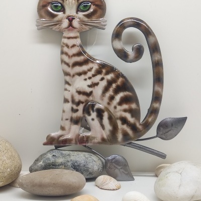 Figura decorativa metálica de gato com olhos verdes e padrões castanhos