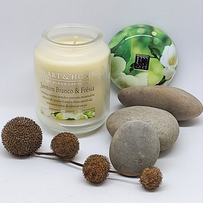 Vela em jarra de vidro com tampa floral, pedras e frutos secos decorativos