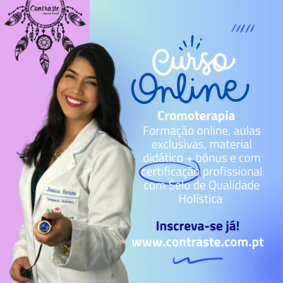 Mulher em jaleco branco segurando aparelho azul em imagem promocional de curso online.