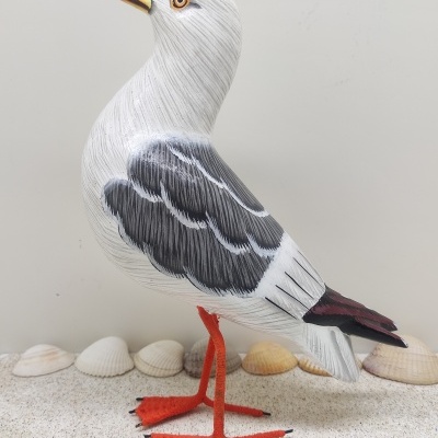 Estátua decorativa de gaivota com cores branca, cinzenta, preta e vermelha