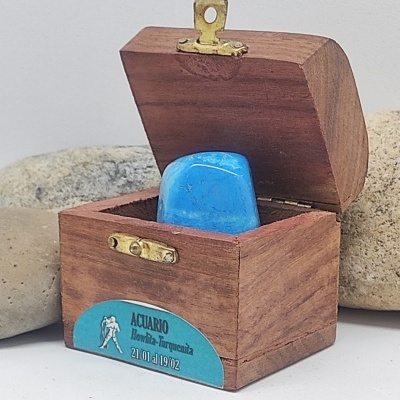 Caixa de madeira com pedra azul e etiqueta de signo Aquário